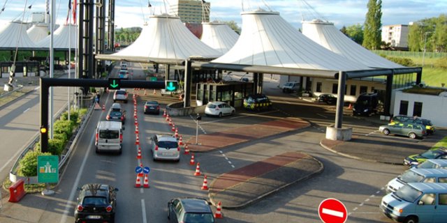 Am Samstag fanden Zöllner in Basel im Kofferraum eines Autos unter anderem 278 Liter undeklarierten Wein. (Bild Eidgenössische Zollverwaltung)