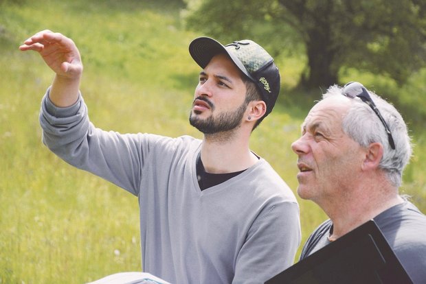 Serie Biodiversität 1/3: Landwirte müssen sich für Diskussionen fit machen David Perler erläutert auf einer Hangfläche im Berner Oberland, wo auf dieser Parzelle, welche Massnahmen getroffen wurden. (Bild Simone Barth)