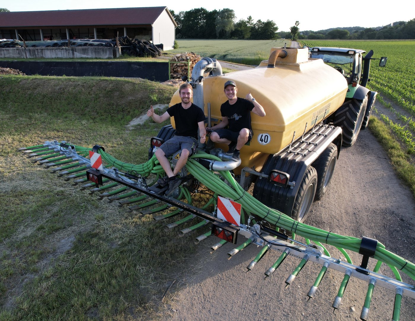 Andreas Bleninger (l.) und Hans Hofmeister haben aus der Not heraus ihren eigenen Schleppschuhverteiler gebaut. (Drohnenbilder Hans Hofmeister)