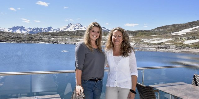 Tamara und Susi Brog auf der Terrasse des Hotels Grimselpass. (Foto: Cornelia von Däniken)