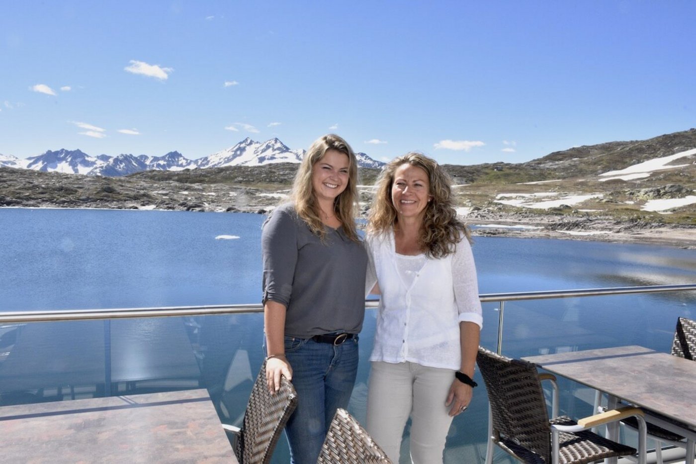 Tamara und Susi Brog auf der Terrasse des Hotels Grimselpass. (Foto: Cornelia von Däniken)