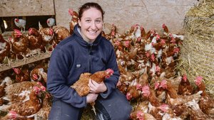Landwirtin Chantal Weber vom Neuhof Liestal mag Hühner und weiss, dass die Tiere klüger sind, als man meint.