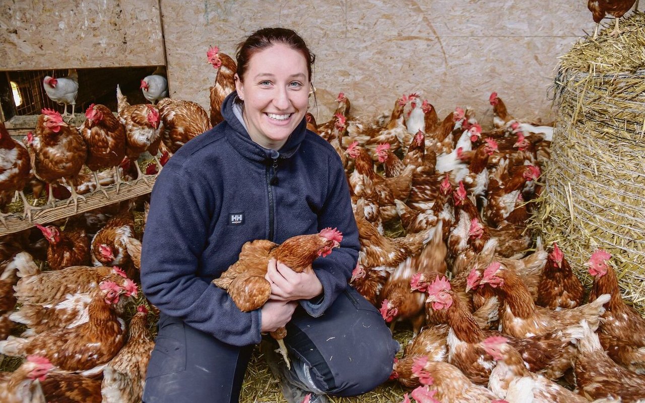 Landwirtin Chantal Weber vom Neuhof Liestal mag Hühner und weiss, dass die Tiere klüger sind, als man meint.