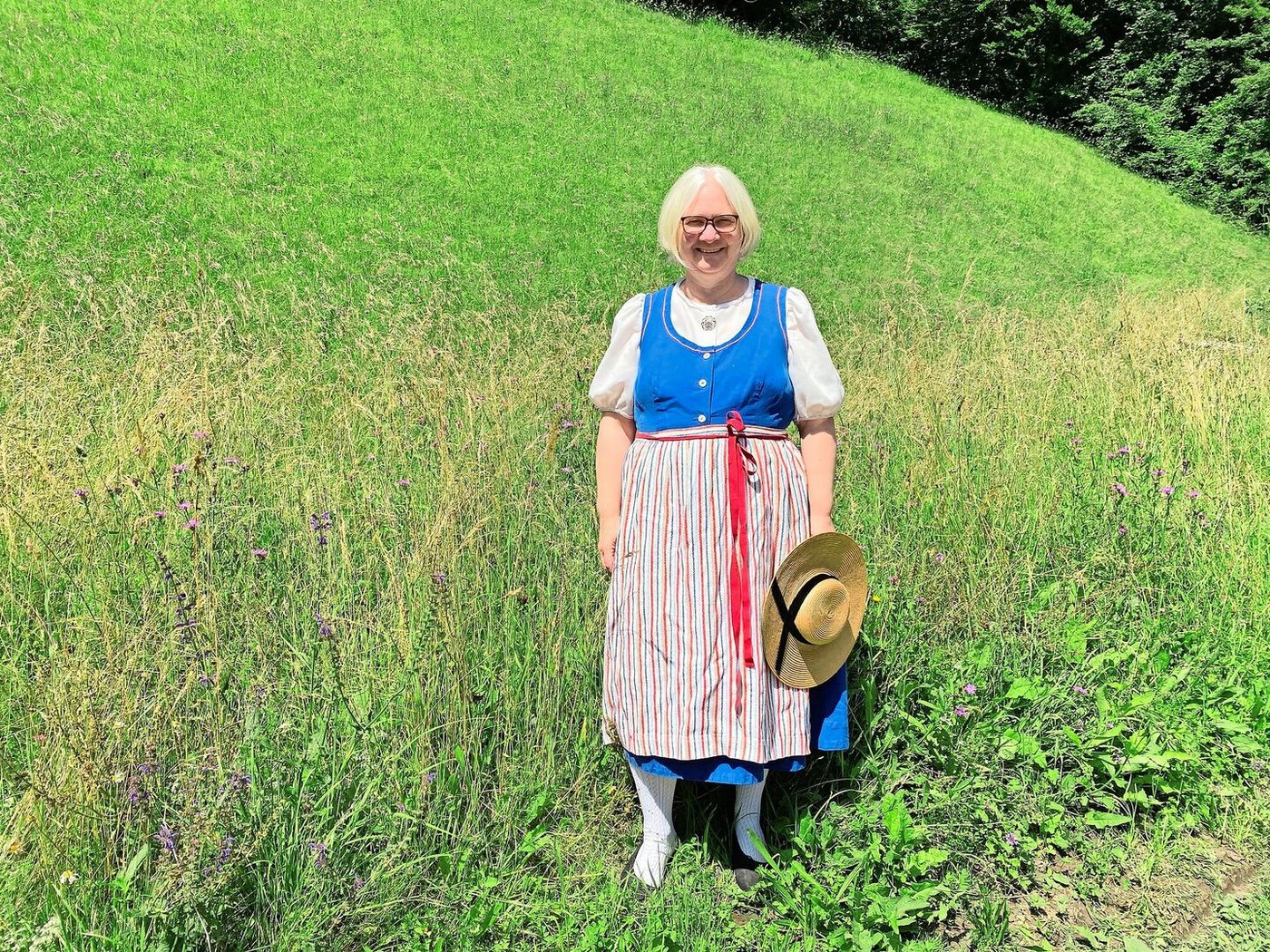 Annegret Walder in der Zürcher Oberländer Festtagstracht, die sie auch an Festen wie Taufen oder Hochzeiten trägt.