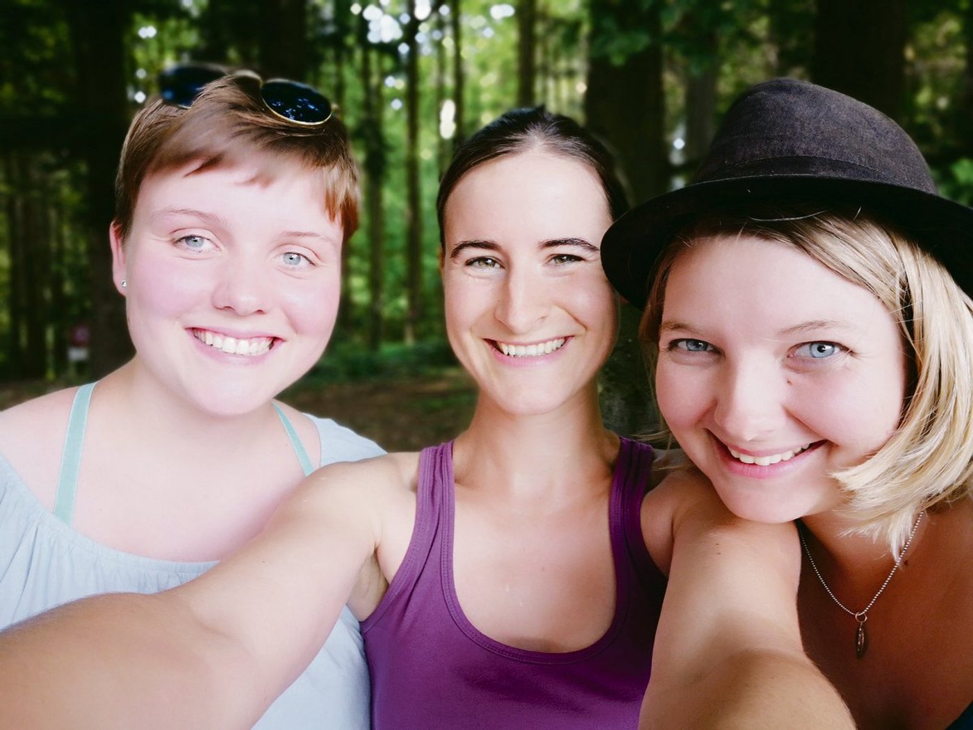 Durch neue Freunde lernte die Baselbieterin Rebacca Heri (Mitte) Berndeutsch zu verstehen. (Bild R. Heri)