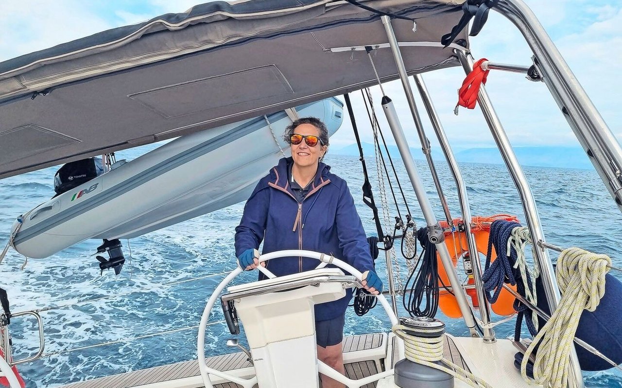 Lotti Baumann am Steuer der Segeljacht «Nisirepe». «Das hätte ich mir nie träumen lassen», sagt die frühere Bäuerin. 