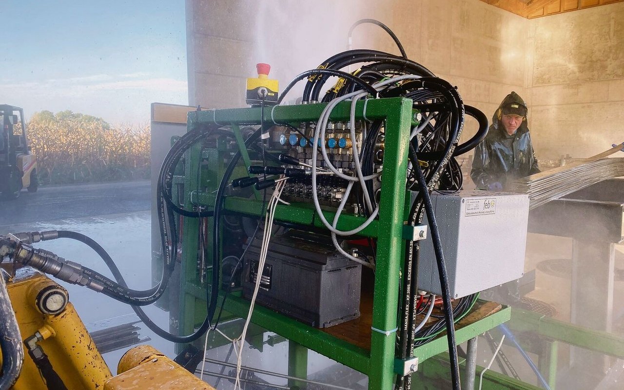 In Eberhards Maschine sind mehrere hydraulische Abläufe hintereinandergeschaltet. Die Reinigung erfolgt vollautomatisch.