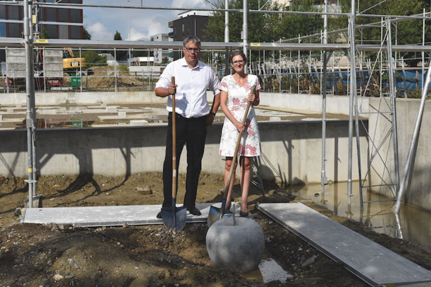 v.l.n.r.: Christian Consoni, CEO der RAMSEIER Suisse AG und Ladina Aregger, Gemeinderätin von Oberkirch (LU) bei der Grundsteinlegung der Erlebniswelt. (Bild zVg)
