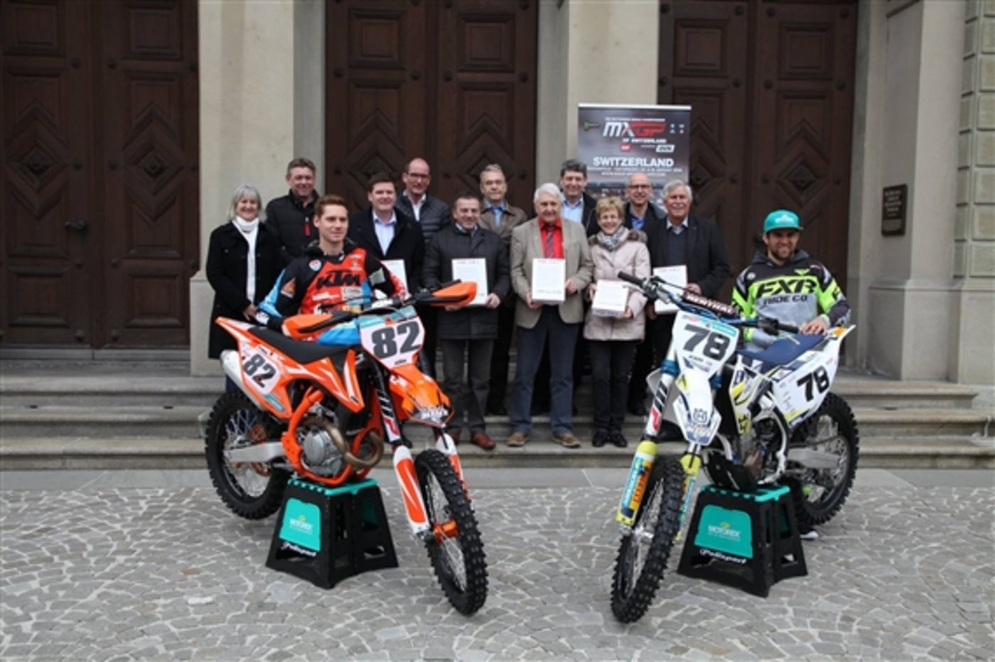 Am 26. März überreichten die Initianten gemeinsam mit drei Thurgauer Nationalräten sowie den MXGP-Piloten Andy Baumgartner und Yves Furlato die Petition pro MXGP of Switzerland der Thurgauer Regierung. Ein Anwohner wollte die Grossveranstaltung verhindern. (Bild MXGP of Switzerland/Facebook) 