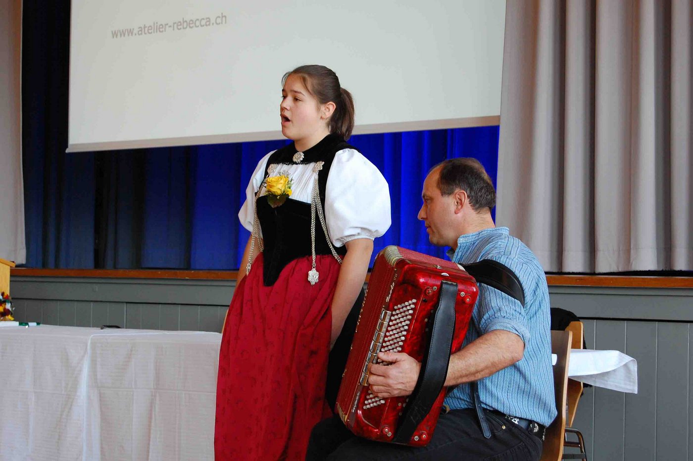 Chantal Häni und ihr Vater Christoph untermalen die die Versammlung musikalisch. 