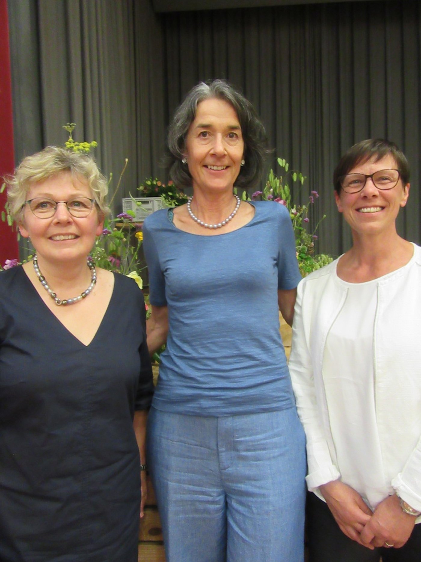 Johann Schaufelberger, die Leiterin dieser Ausbildung, umrahmt von Christine Bühler (links), der ehemaligen Präsidentin der Schweizer Bäuerinnen und Landfrauen sowie von Anne Challandes der aktuellen Präsidentin.