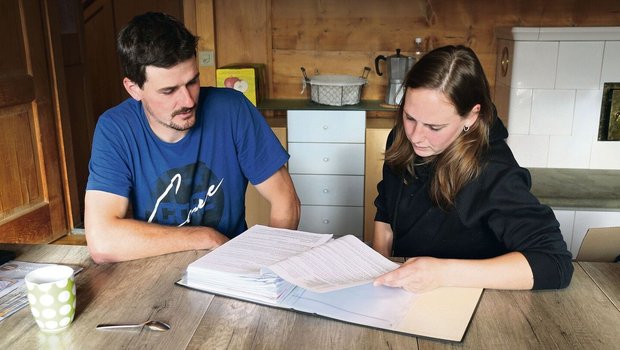 Den Pachtvertrag haben Silas und Cindy Wyss schon viele Male durchgeblättert.