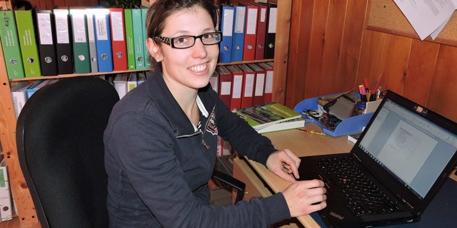 Regina Moser im Büro. Die Neuausrichtung des Pachtbetriebes hat einen Mehraufwand an administrativen Arbeiten zur Folge.  (Bild bh)