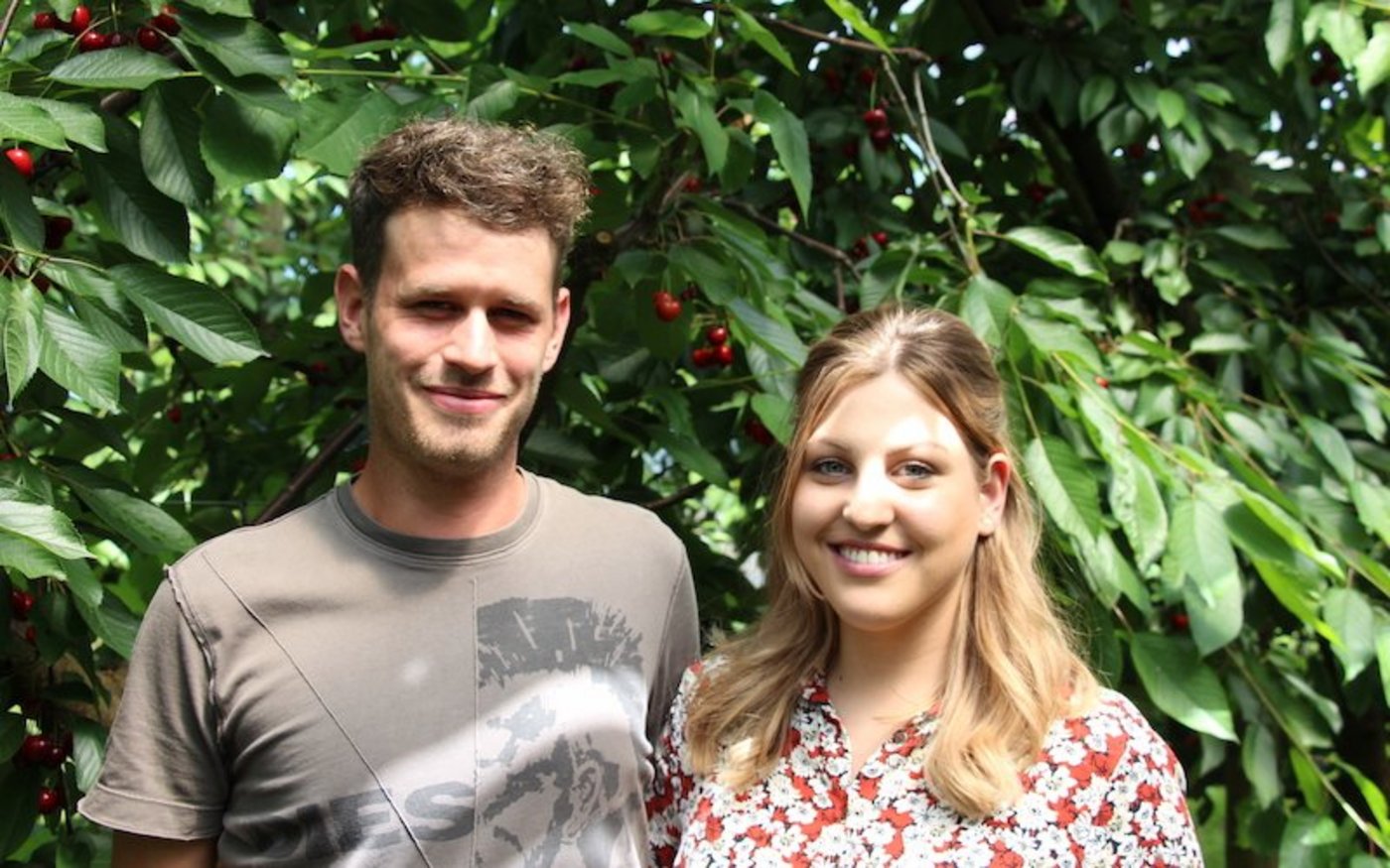 Der Kirschenbauer Kevin Brändli vom Bözberg AG und seine Freundin Gioia Bingisser sind froh, dass die Geschichte mit den überzähligen Kirschen ein gutes Ende fand. (Bild Hans Rüssli)