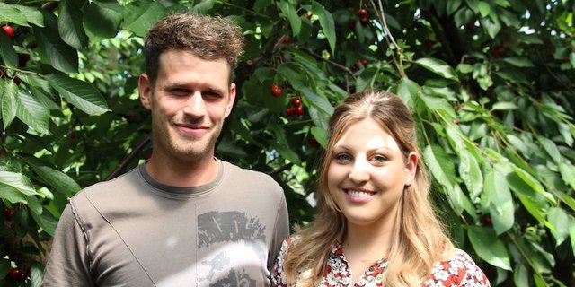 Der Kirschenbauer Kevin Brändli vom Bözberg AG und seine Freundin Gioia Bingisser sind froh, dass die Geschichte mit den überzähligen Kirschen ein gutes Ende fand. (Bild Hans Rüssli)