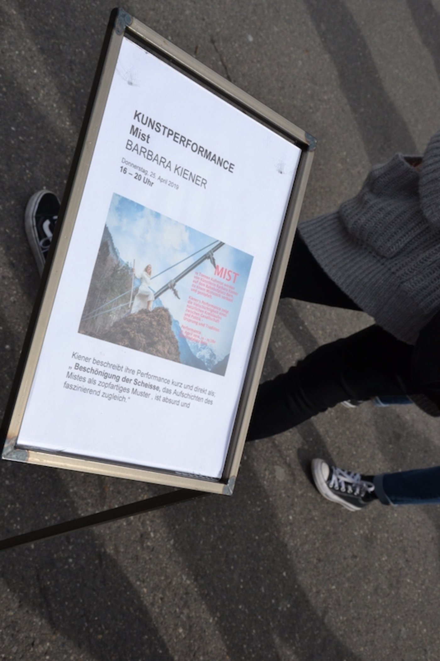 Eine Tafel informierte die Zuschauer über die Performance. Kiener selbst sprach mit niemandem. (Bild jsc)