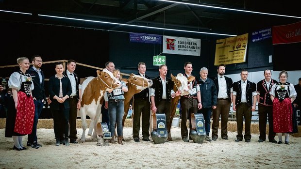 Die Jubiläums-Senior Die Jubiläums-Seniormissen: Miss Hanova von Florian Matter (Mitte), Vizemiss Gina, Adrian von Känel (links), sowie die Schöneuter Ondosa von Beat Dürrenmatt (rechts).