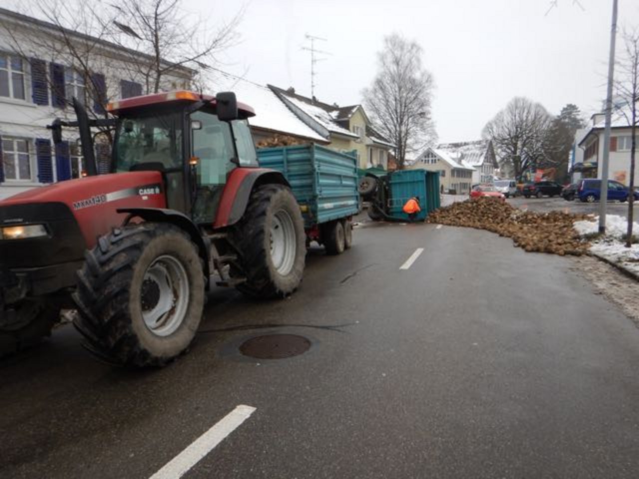 Der zweite Anhänger der Fahrzeugkombination kippte. Laut Kantonspolizei Thurgau dürfte es an einem Defekt an der Anhängerkupplung gelegen haben. (Bild Kapo TG)