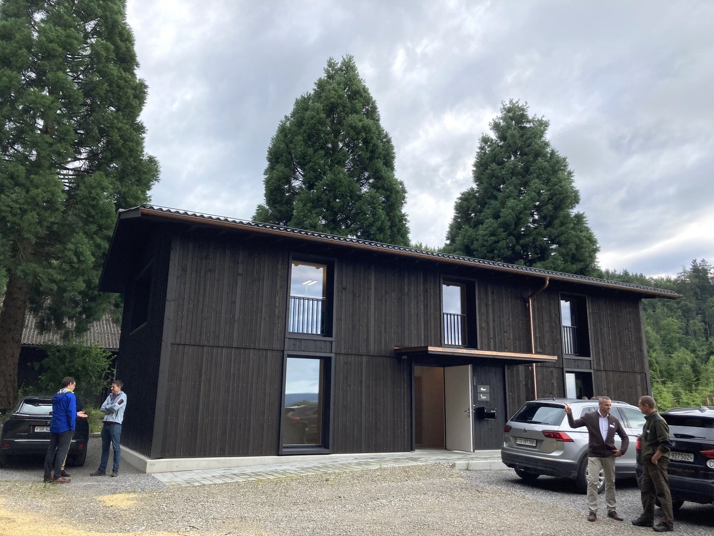 Das neue Gebäude des Forstreviers Heerenberg beherbergt Büros und Personalräume. Im Hintergrund sind die imposanten Mammutbäume zu sehen. (Bild Alexandra Stückelberger)