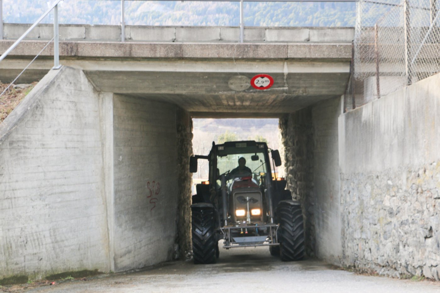 Die Unterführung reicht gerade noch für den Traktor, für breitere Maschinen ist sie zu eng. 