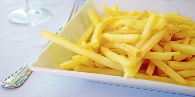 Aufgrund von Corona-bedingten Restaurantschliessungen sind die Absatzmengen von Frites stark gesunken. Dies führt zu einem Überhang an Veredelungskartoffeln. (Bild AdobeStock)