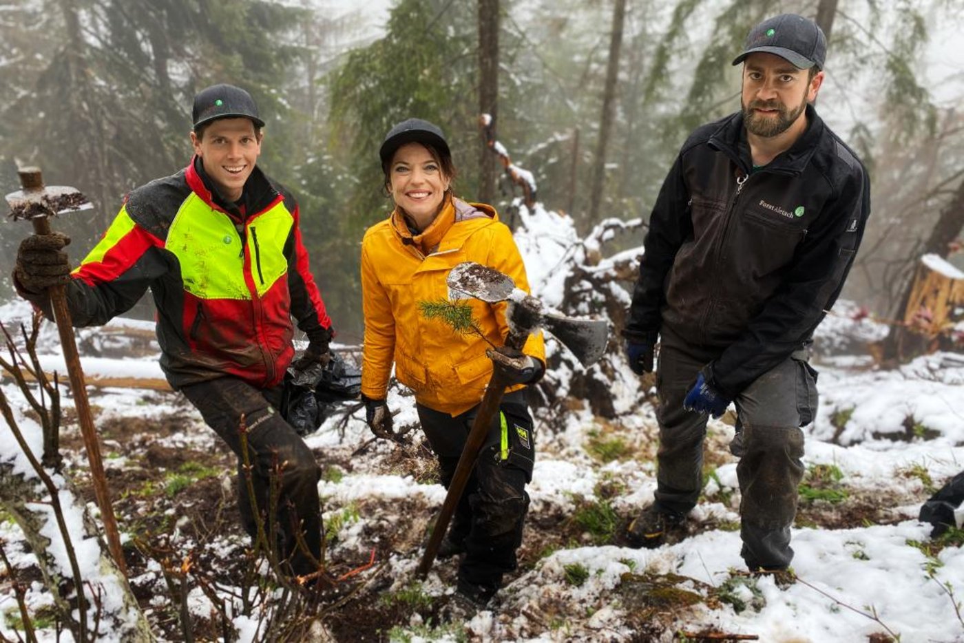 Die Sendung soll einen Einblick geben in die Arbeit der Forstwarte und die Probleme, die dem Wald heute zu schaffen machen. (Bild SRF)