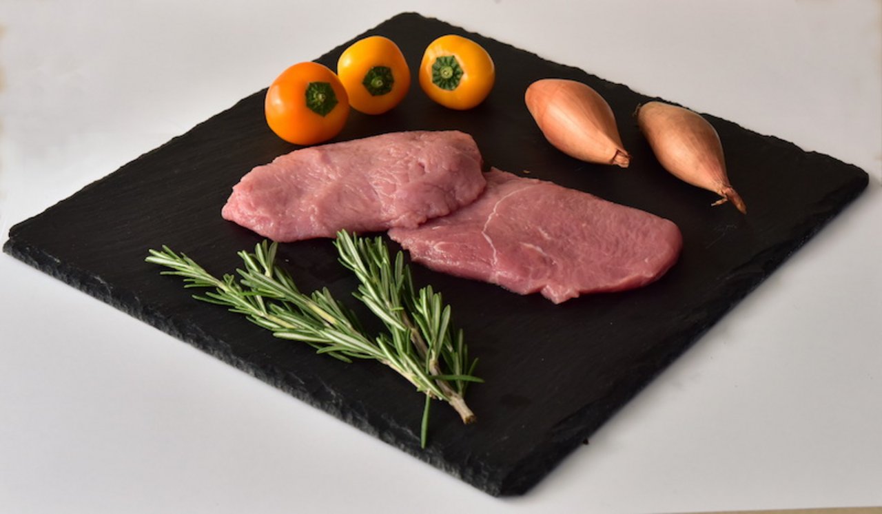 Die Gastronomie kauft aktuell kein Kalbfleisch. Dafür kauft der Detailhandel mehr, auch wird Kalbfleisch eingefroren. (Bild zvg)