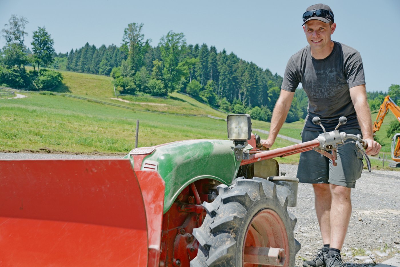 Hilfreiche Maschinen: Mit dem Rapid und angebauten Pflug verlief das Misten für Praktikant Adrian Furrer kräftesparend.