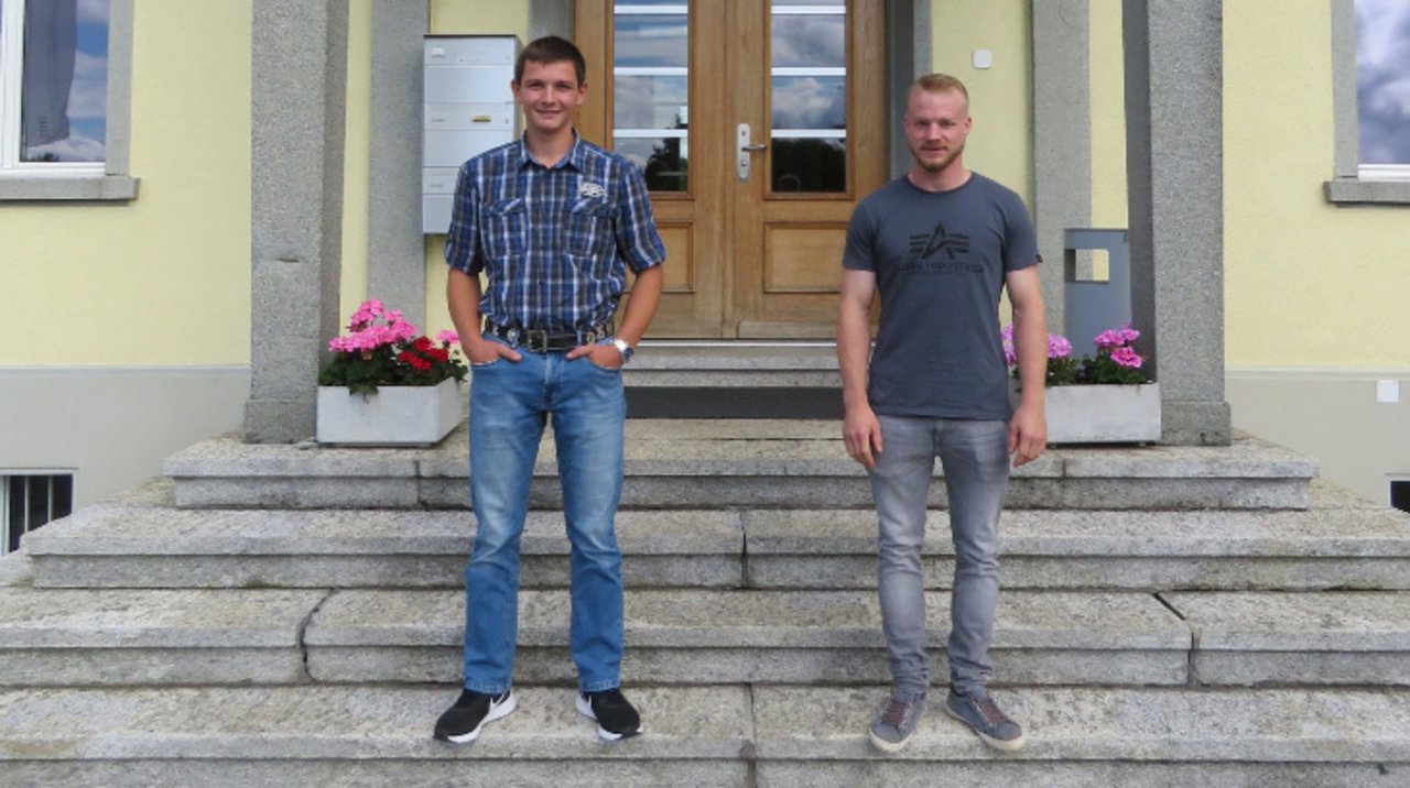 Die zwei diplomierten Geflügelfachmänner: Stefan Rüegg aus Märstetten TG (links) und Grégoire Duruz aus Murist FR. (Bild Aviforum)