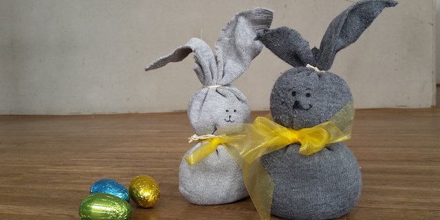 Fröhliche Osterdekoration aus einzelnen Socken. (Bilder Sigrid Tinz)