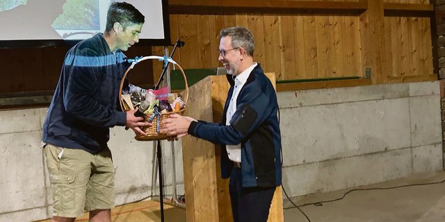 Reto Studer (l.) übergibt Marco Pezzatti einen Korb und hofft, dass sich der Amtschef für die Landwirtschaft einsetzt. 