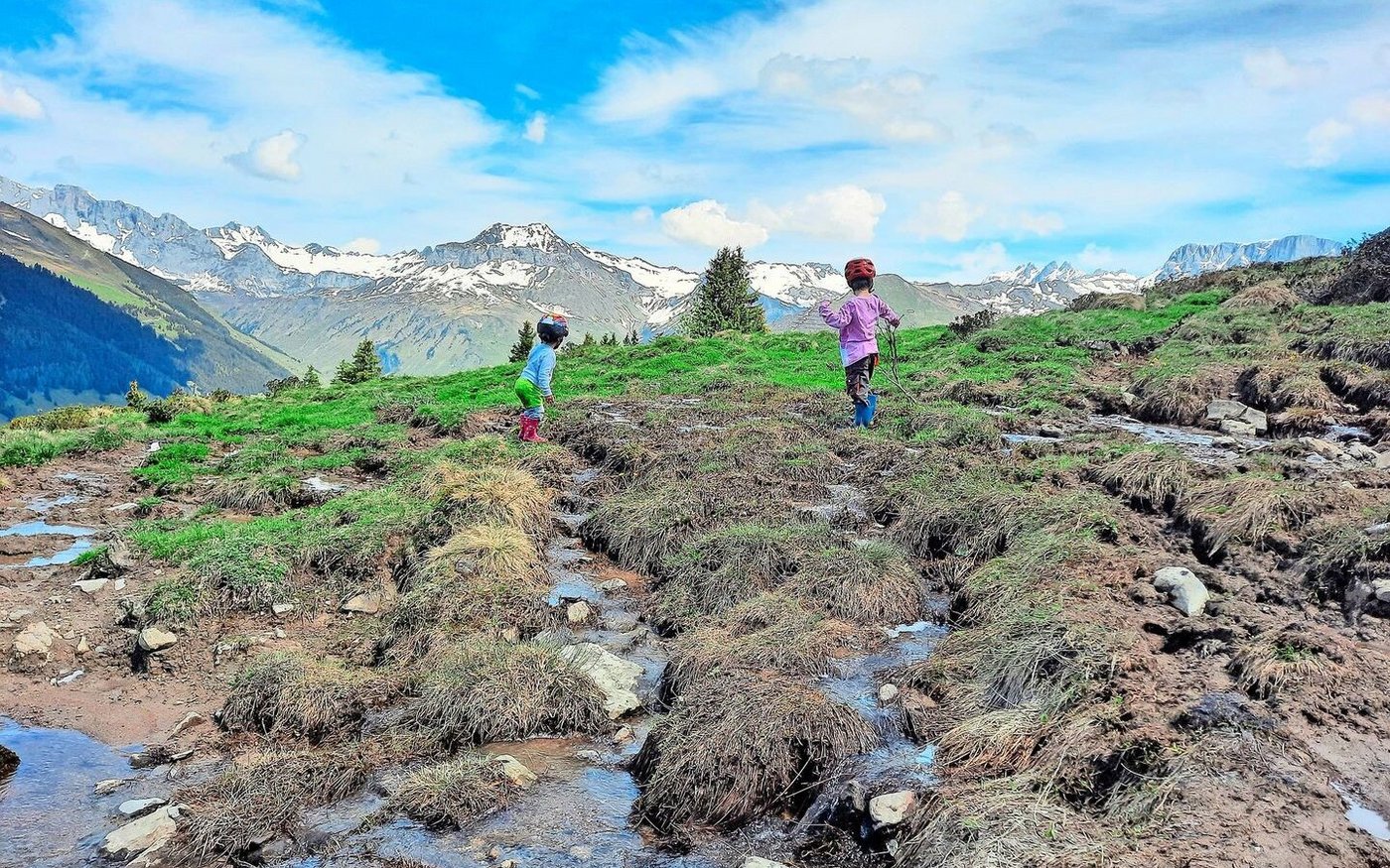 Zahlreiche Schmelzwasserbäche fliessen noch über die Weiden, sie sind das reinste Kinderparadies. Für Ronya und Cyrill gibt es viel zu entdecken.