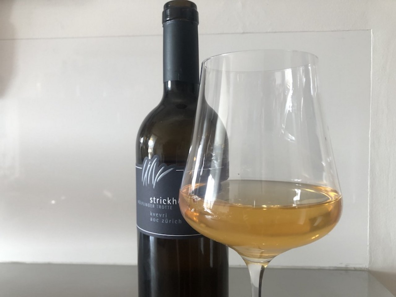Der 2018er-Jahrgang des Amphoren-Weins: Die Gerbsäure in Häuten und Rappen sind für die orange Farbe verantwortlich. (Bilder et) 
