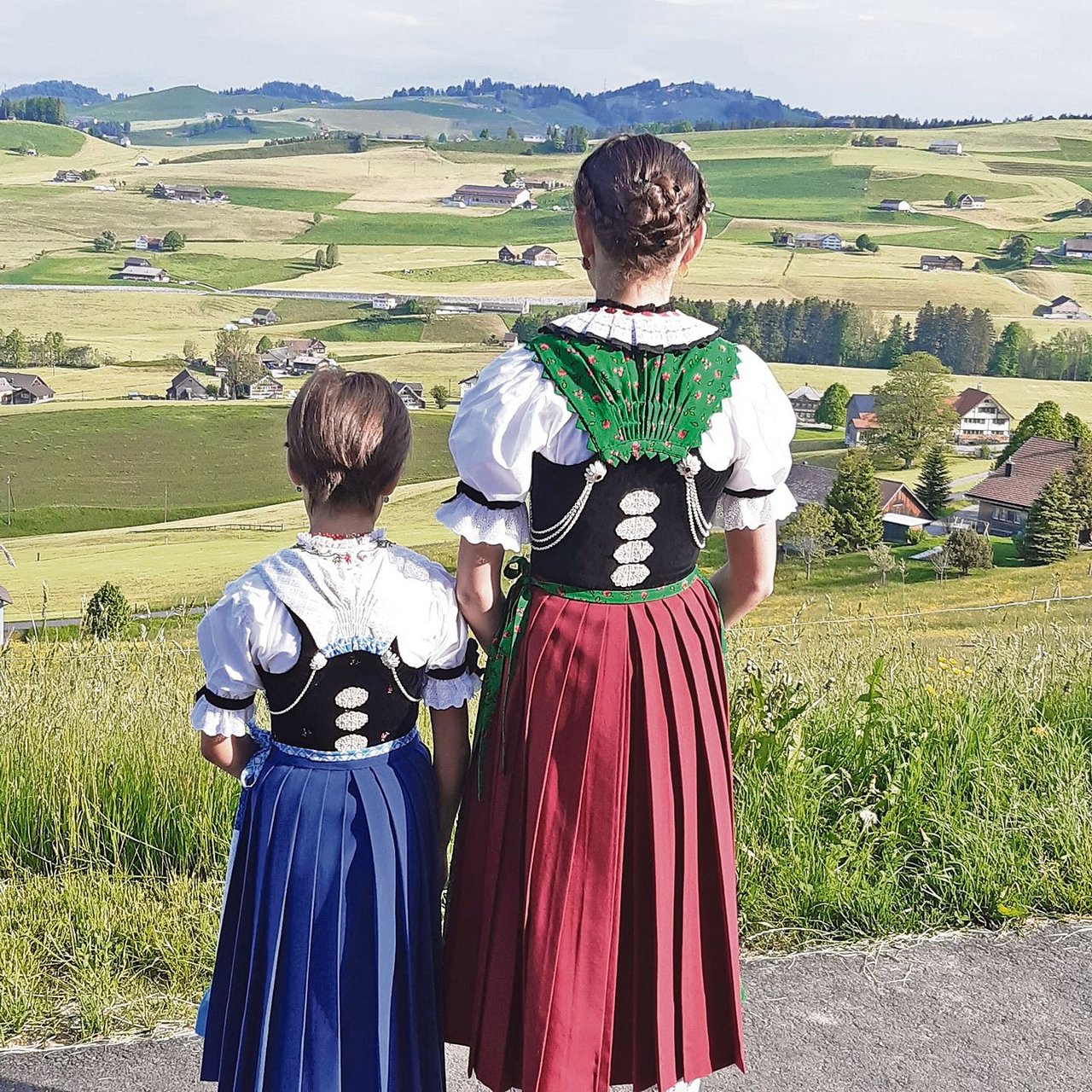 Die beiden Kinder auf dem Bild von Anita Mock aus Steinegg AI tragen mit Stolz die Werktagstracht aus Appenzell Innerrhoden. 