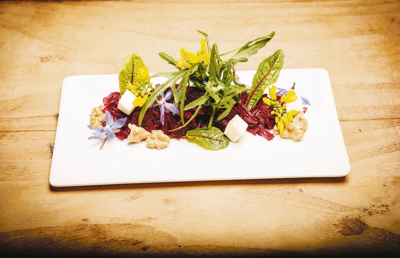 Die Gerichte sind farblich abgestimmt angerichtet und so gekonnt abgelichtet, dass die Illustrationen wie kleine Kunstwerke daherkommen.(Bilder zVg)