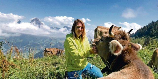 Benä Schmid hat einen guten Bezug zu den Tieren, inzwischen sind fast alle Rinder handzahm. Ein Junges ist durchgebrannt und konnte problemlos wieder eingefangen werden. Im Hintergrund sind die Mythen zu sehen. (Bilder Franziska Jurt)