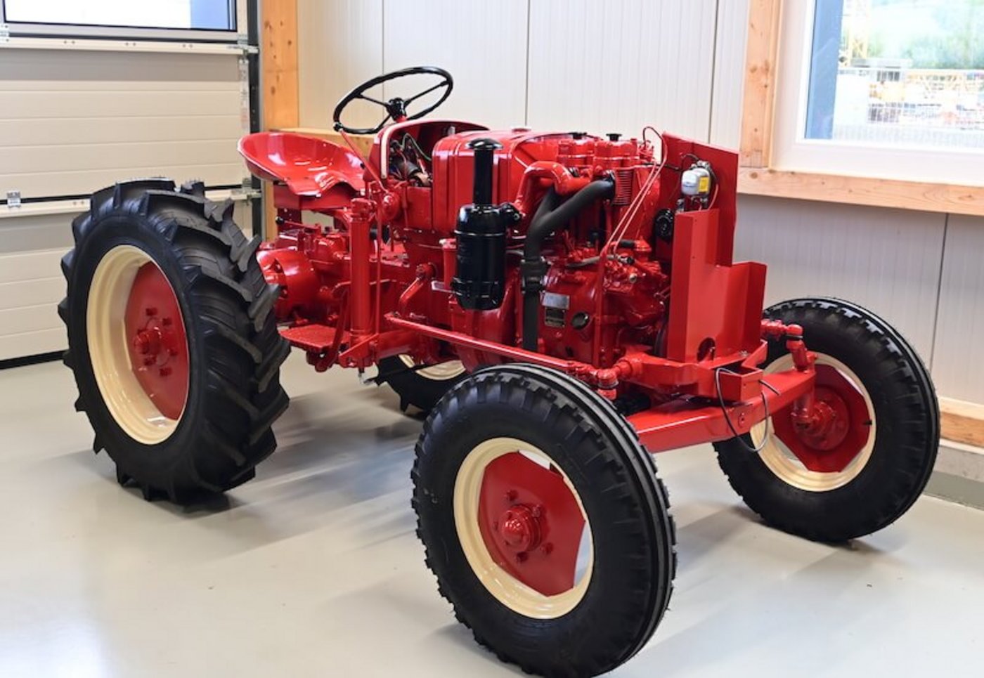 Diesen Bucher D1800 (Baujahr 1956) hat die Traktorenwerkstatt schon komplett auseinandergenommen und neu lackiert. (Bild Jasmine Baumann)