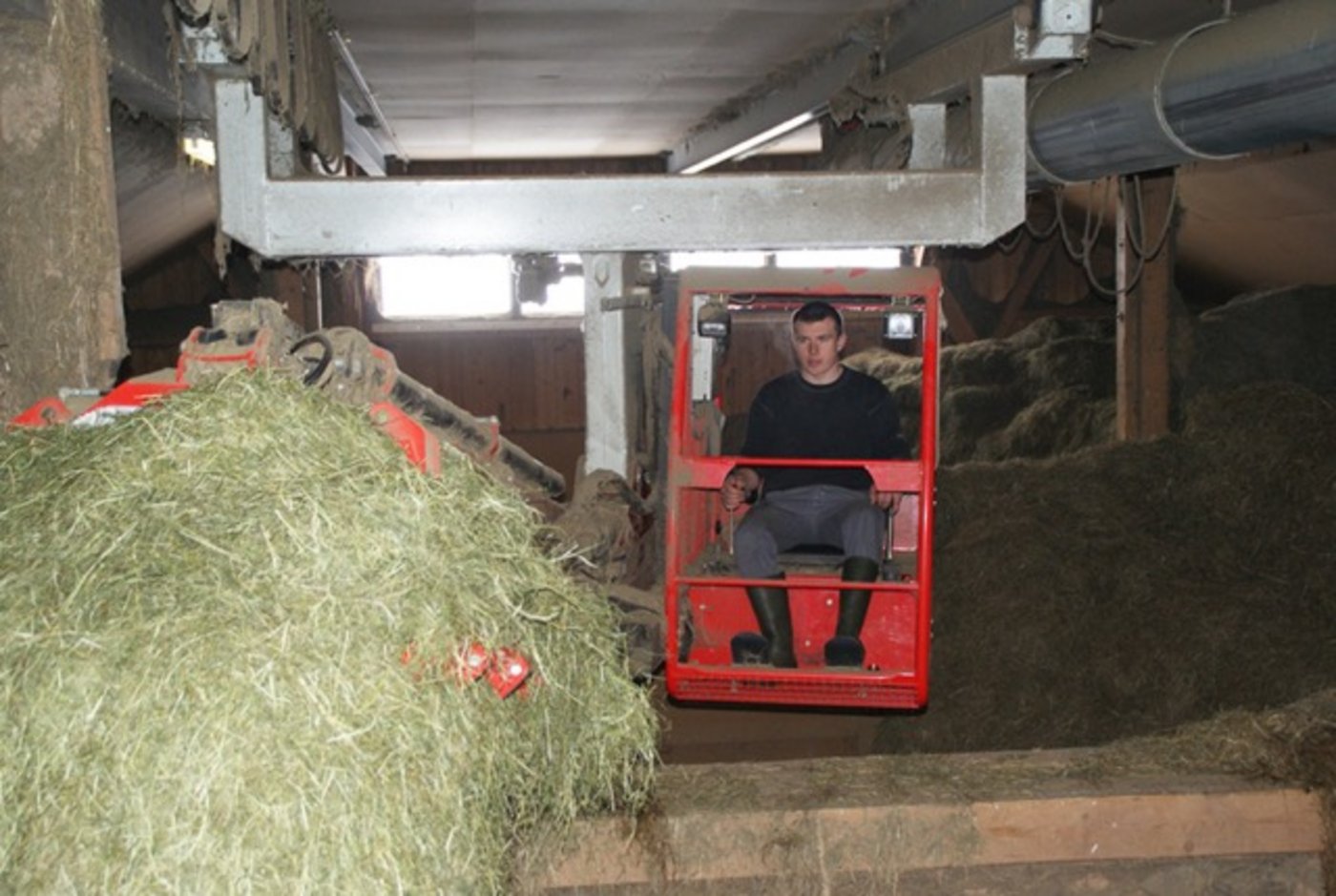 Das Vorlegen des Futters mit dem Kran macht Simon Tobler Spass. 