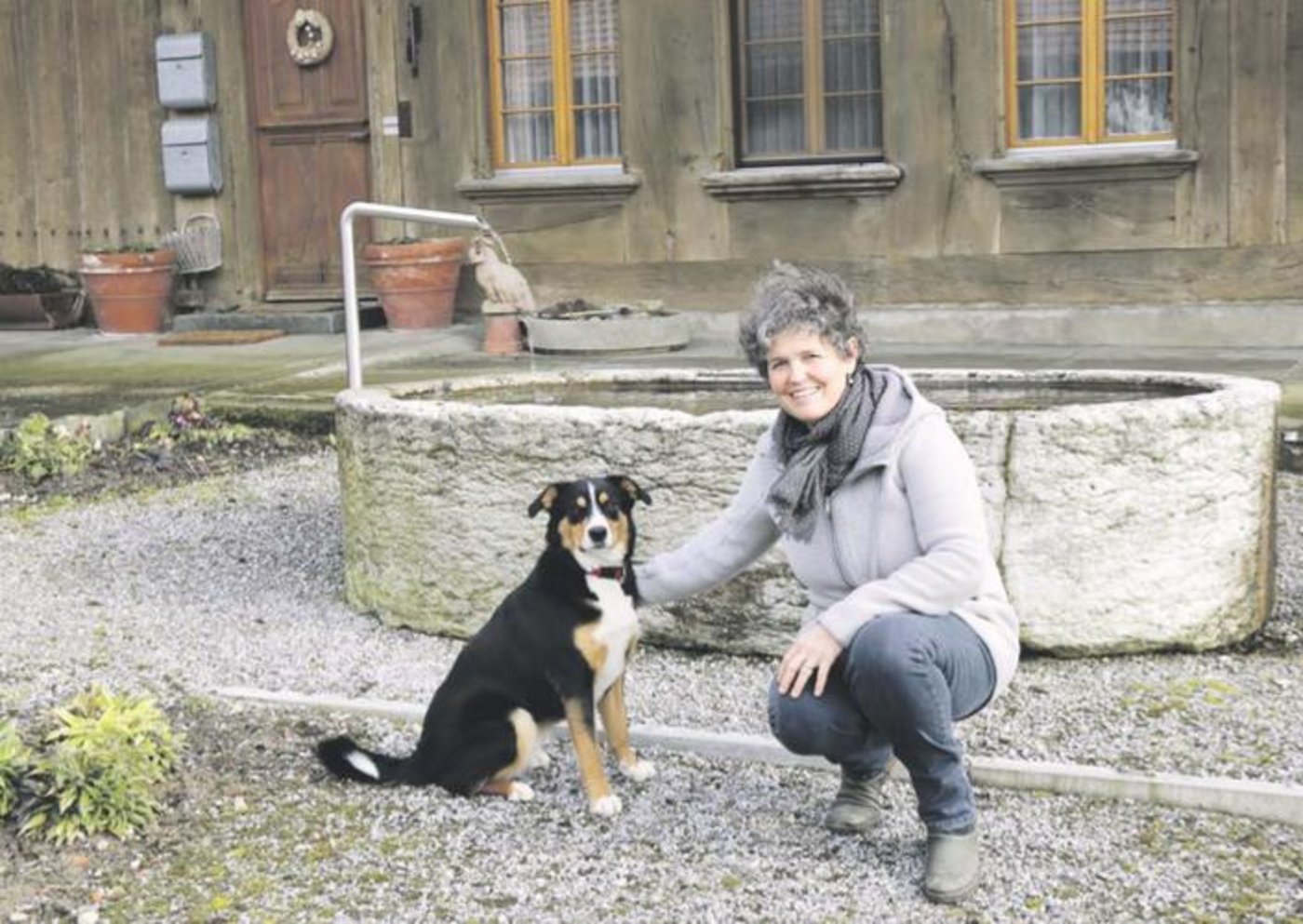 Dieser Brunnen stand auf Marianne Jaggi-Lerchs Elternhof in der Erlimatt in Olten. Als der Hof abgerissen wurde, bemühte sie sich ein paar Monate um dieses einmalige Erinnerungsstück. (Bild Benildis Bentolila)