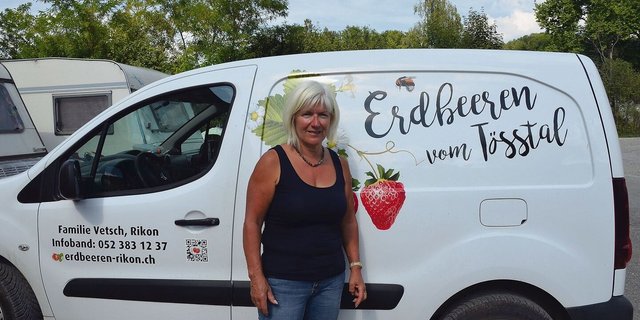 Sonja Vetsch vor dem Lieferwagen des Betriebs. Die Familie bewirtschaftet den Pachtbetrieb seit 1990. Erdbeeren und Milchwirtschaft sind die Hauptbetriebszweige. Zwei Blumenfelder – zum Selbstschneiden – runden das Angebot ab. 
