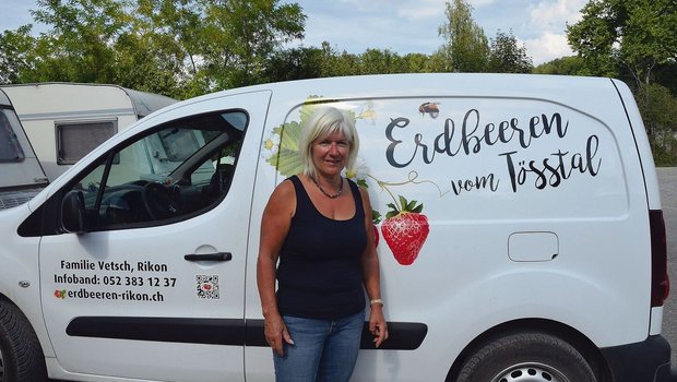 Sonja Vetsch vor dem Lieferwagen des Betriebs. Die Familie bewirtschaftet den Pachtbetrieb seit 1990. Erdbeeren und Milchwirtschaft sind die Hauptbetriebszweige. Zwei Blumenfelder – zum Selbstschneiden – runden das Angebot ab. 