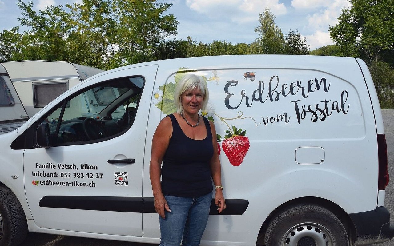 Sonja Vetsch vor dem Lieferwagen des Betriebs. Die Familie bewirtschaftet den Pachtbetrieb seit 1990. Erdbeeren und Milchwirtschaft sind die Hauptbetriebszweige. Zwei Blumenfelder – zum Selbstschneiden – runden das Angebot ab. 