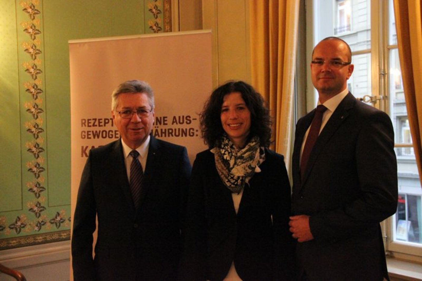 Die Branchenorganisation Swisspatat hat einen neuen Präsidenten: Willy Gehriger (links) gibt sein Amt an Urs Reinhard ab. In der Mitte: Christine Heller, Geschäftsführerin der Swisspatat. (Bild cap)