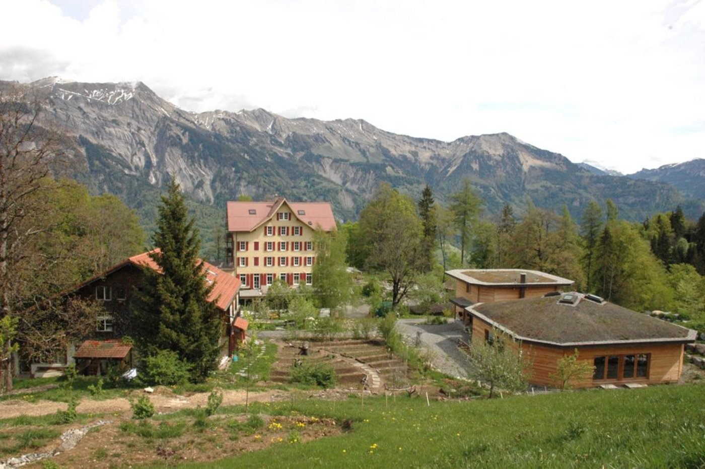 Das alte Gebäude (Bildmitte) war schon einiges: Ein Lungenkurort, ein Kinderspital und ein spirituelles Zentrum. Rechts sind die neuen Seminargebäude.