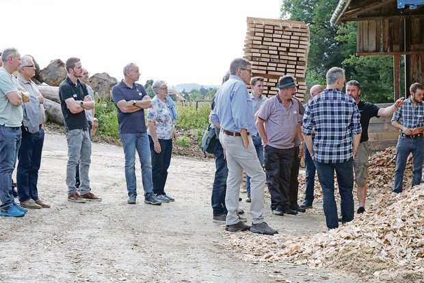 Sommeranlass von Holzindustrie Zentralschweiz: Besichtigung des Schnitzellagers und der Holzverstromungsanlage auf dem Betrieb Bucher in Ruswil. (Bild Lignum)
