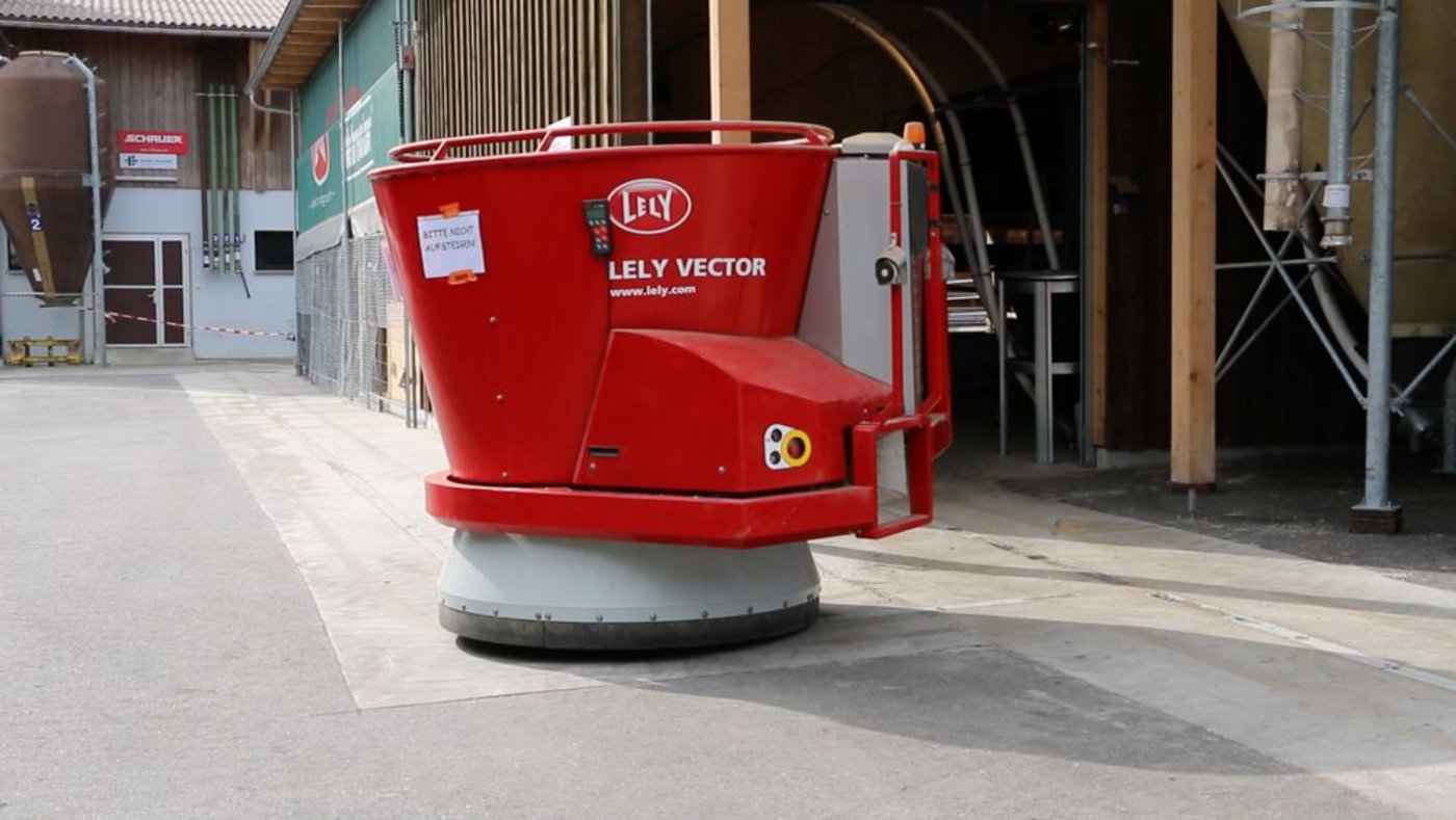 Der Fütterungsroboter auf dem Weg von der Futterküche an den Futtertisch. (Bild: Simon Möri)