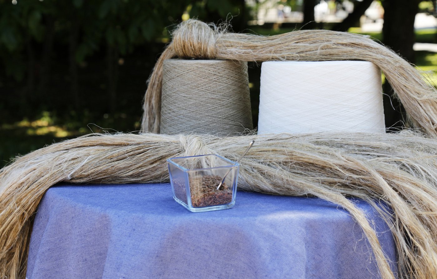 Flachsstroh, Leinsamen und das zur Verarbeitung bereite Garn.