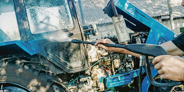 Schmutz kann den Lack angreifen und Rost Tür und Tor öffnen. Eine gründliche Reinigung ist deshalb Pflicht. Sensible Teile im Innern sollten aber nur mit Druckluft geputzt werden.