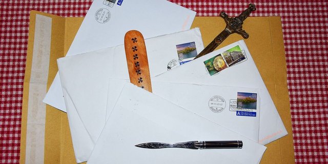 Häusliche Gewalt beginnt manchmal schleichend. Zum Beispiel, indem die Post des Partners oder der Partnerin ungefragt geöffnet wird oder jemandem Briefe vorenthalten werden.