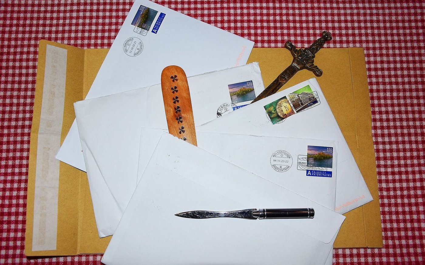 Häusliche Gewalt beginnt manchmal schleichend. Zum Beispiel, indem die Post des Partners oder der Partnerin ungefragt geöffnet wird oder jemandem Briefe vorenthalten werden.